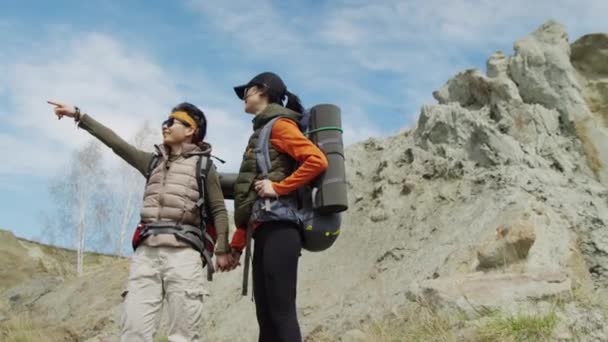 Vollständige Mittlere Aufnahme Von Zwei Touristinnen Asiatischen Freundinnen Die Schwere — Stockvideo