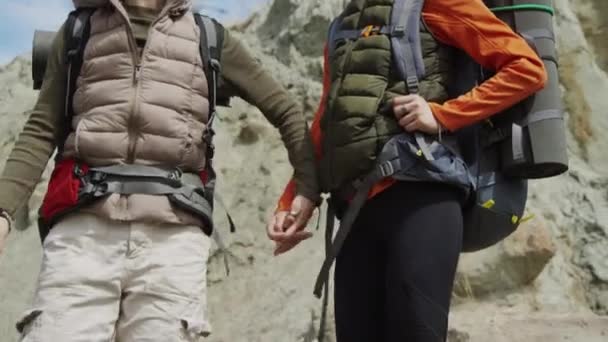 Orta Boy Iki Asyalı Bayan Arkadaş Sırt Çantalı Turistler Kayaların — Stok video