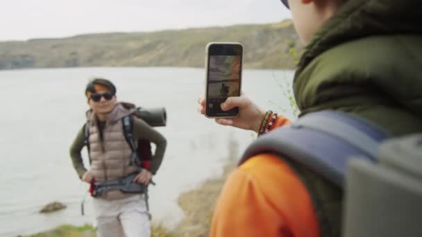 Sırt Çantasıyla Gölün Arka Planında Duran Orta Boy Asyalı Kısa — Stok video