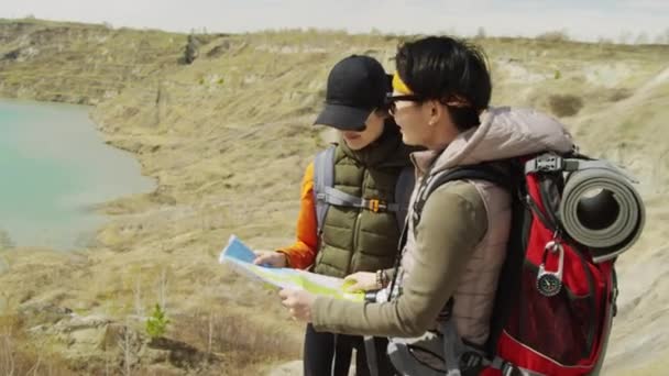 Mittlere Aufnahme Von Zwei Asiatischen Touristinnen Mit Rucksäcken Die Felsigen — Stockvideo