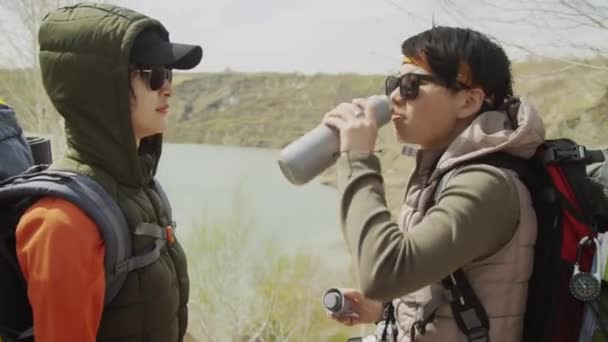 Латеральний Тугий Середній Знімок Двох Азіатських Друзів Жінок Туристів Стоять — стокове відео