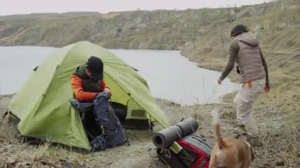 Filmagem Completa Duas Jovens Turistas Asiáticas Reforçando Barraca Costa Lago — Vídeo de Stock