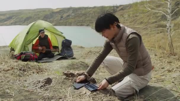 Полный Снимок Двух Азиатских Короткошерстных Туристов Путешествующих Побережью Озера Одна — стоковое видео