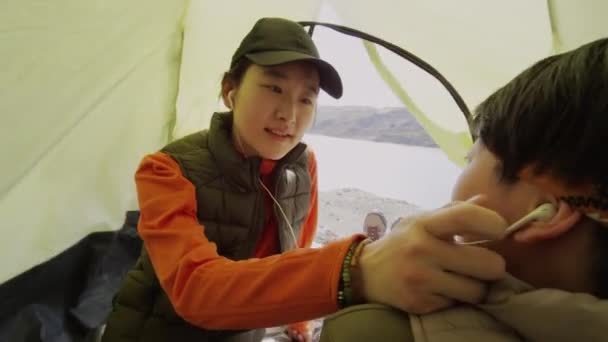 Medium Shot Two Asian Female Tourists Sitting Tent Rocky Lake — Stock Video