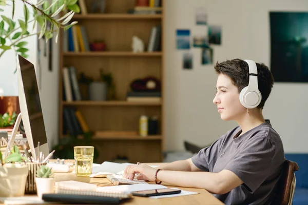 Kulaklıkla Müzik Dinleyen Ciddi Bir Genç Kız Bilgisayar Monitörünün Önünde — Stok fotoğraf
