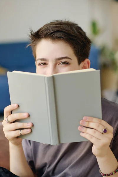 Pohled Roztomilé Dospívající Dívka Dívá Kameru Nad Otevřenou Knihu Tvrdé — Stock fotografie