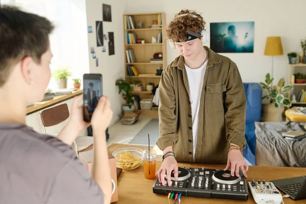 Männlicher Teenager Freizeitkleidung Und Kopfhörer Steht Schreibtisch Und Mischt Geräusche — Stockfoto