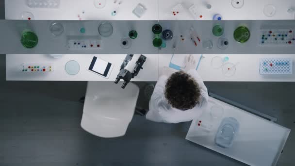 Vue Dessus Une Jeune Femme Assise Table Utilisant Microscope Pour — Video