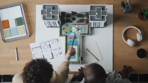 Вид Зверху Інженера Який Вказує Макет Будівництва Столі Обговорює Його — стокове відео