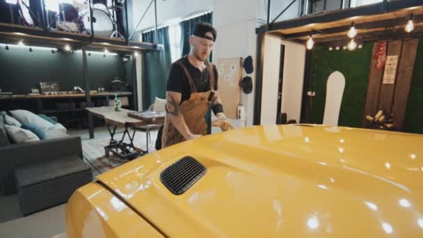 Volle Mittlere Aufnahme Des Automechanikers Der Die Motorhaube Des Gelben — Stockvideo