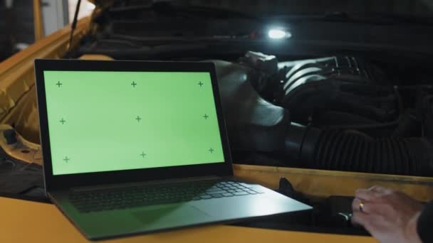 Araba Tamircisinin Dizüstü Bilgisayarla Araba Taraması Yaparken Görüntülenmiş Önplanda Krom — Stok video