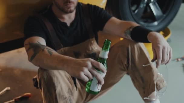 Cortado Tiro Médio Apertado Auto Mecânico Tatuado Macacão Sentado Lado — Vídeo de Stock