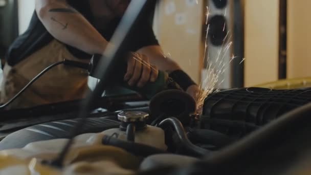 Жорсткий Середній Постріл Татуйованого Автомеханіка Комбінезоні Захисні Окуляри Деталі Зварювання — стокове відео