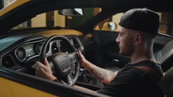 Boczne Luźne Zamknięcie Wytatuowanego Człowieka Startującego Żółtym Silnikiem Samochodowym Trzymającego — Wideo stockowe