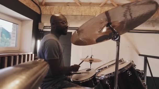 Латеральный Снимок Темнокожего Мужчины Очках Играющего Барабанах Улыбающегося Веселящегося Высокой — стоковое видео