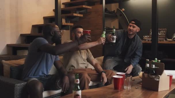 Full Medium Skott Tre Multiracial Vänner Långsamt Klingande Flaskor Och — Stockvideo