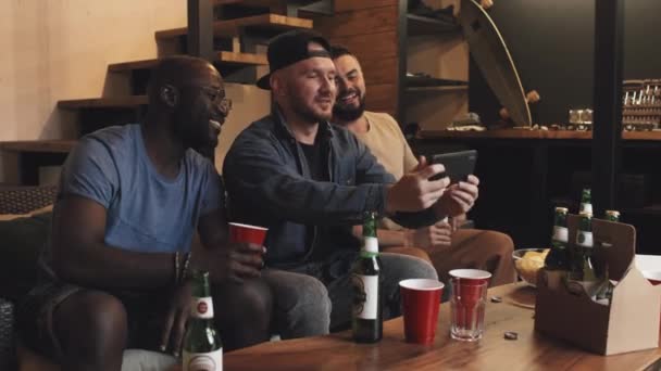 Mediana Toma Completa Tres Amigos Masculinos Multirraciales Pasando Rato Sala — Vídeos de Stock