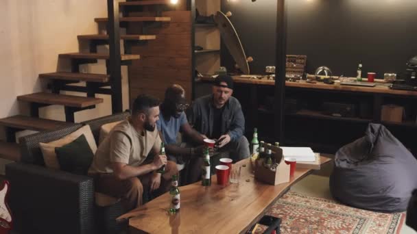 Tre Manliga Flerrasiga Vänner Dricker Tillsammans Pratar Skrattar Ler Medan — Stockvideo