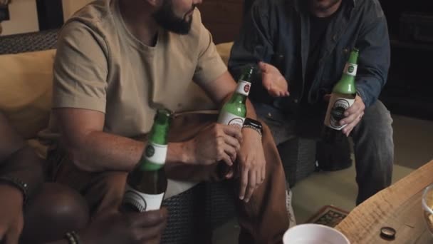 Colpo Medio Ritagliato Tre Amici Multirazziali Che Tengono Bottiglie Birra — Video Stock