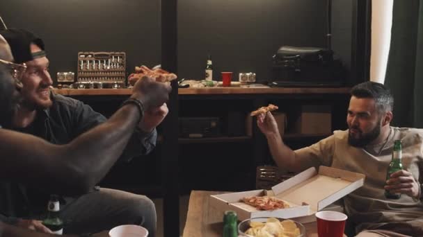 Mittlere Aufnahme Von Drei Multiethnischen Freunden Die Aus Spaß Pizza — Stockvideo