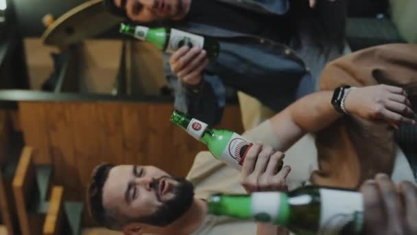 Vertikale Aufnahme Von Drei Multirassischen Männlichen Freunden Die Flaschen Berühren — Stockvideo