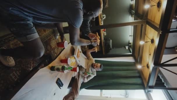 Vertikale Aufnahme Von Drei Multiethnischen Freunden Die Aus Spaß Pizza — Stockvideo