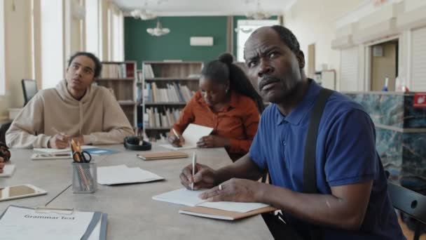 Selektiver Fokus Älterer Schwarzer Männer Die Englischkurse Für Migranten Besuchen — Stockvideo