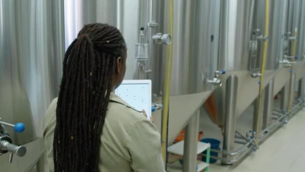 Средний Задний Снимок Черной Женщины Руководителя Пивоваренного Завода Дредами Наблюдающей — стоковое видео