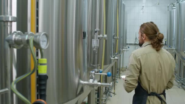 Tiro Médio Fileiras Tanques Fermentação Cerveja Cervejaria Artesanal Barbudo Técnico — Vídeo de Stock