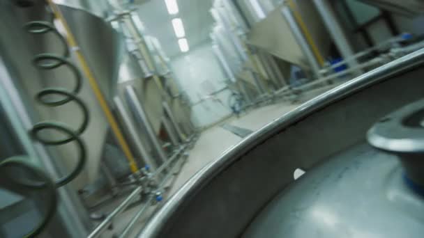 Inclinação Tiro Barril Cerveja Chão Cervejaria Pernas Técnico Masculino Anônimo — Vídeo de Stock