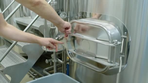 Detailní Záběr Rukou Anonymního Pracovníka Pivovaru Otáčejícího Zámek Otvírajícího Poklop — Stock video