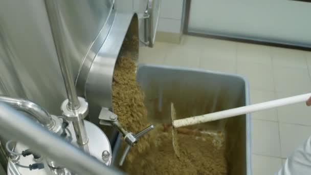 Weitwinkelaufnahme Von Dampfend Verbrauchter Gerstenmaische Die Der Brauerei Aus Einem — Stockvideo