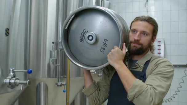 Aufgeweckte Kamerafahrt Eines Jungen Kaukasischen Männlichen Brauereimitarbeiters Der Fermentationsraum Entlang — Stockvideo