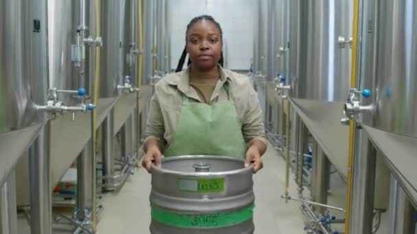 Střední Portrét Pracovnice Afrického Amerického Pivovaru Zástěře Stojící Mezi Kvašenými — Stock video