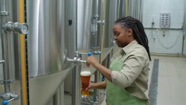 Mittlere Lichtbogenaufnahme Einer Afroamerikanischen Brauerei Technologin Die Ein Glas Frisch — Stockvideo