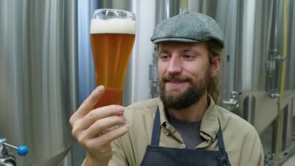 Mediano Primer Plano Joven Caucásico Propietario Cervecería Artesanal Masculina Gorra — Vídeos de Stock