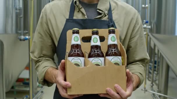 Mittlere Nahaufnahme Eines Kaukasischen Männlichen Brauereibesitzers Der Lagerraum Mit Brite — Stockvideo