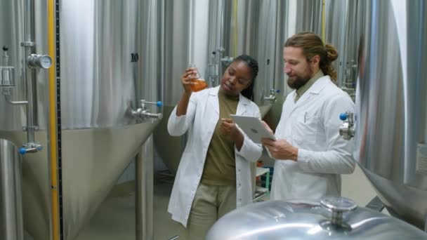 Medium Full Shot Dois Técnicos Multinacionais Cervejaria Casacos Brancos Instalações — Vídeo de Stock