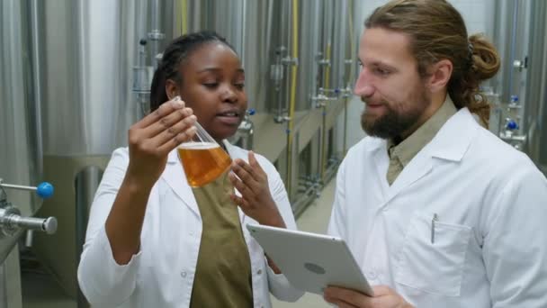 Chest Záběr Black Female Brewery Technology White Coat Holding Sample — Stock video