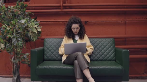 Mediana Toma Completa Joven Mujer Caucásica Freelancer Con Pelo Rizado — Vídeo de stock