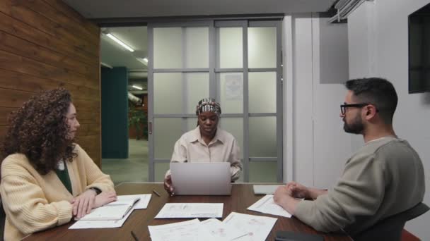 Полный Снимок Мультикультурной Команды Сидящей Столом Конференц Зале Корпоративном Офисе — стоковое видео
