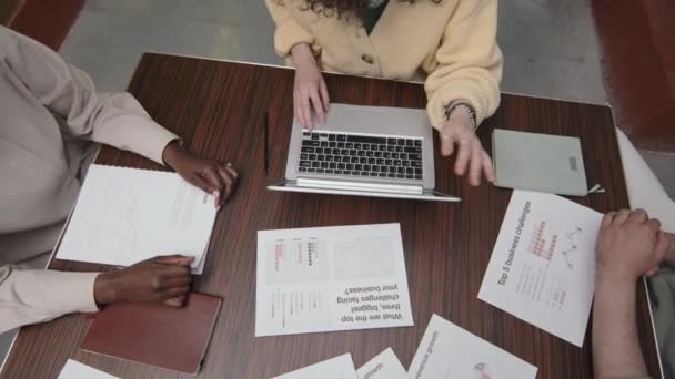 Felismerhetetlen Változatos Üzletemberek Fotózása Asztalnál Ülve Laptoppal Üzleti Dokumentumokkal Majd — Stock videók