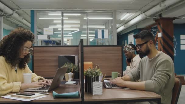 Середній Знімок Багатоетнічних Клієнтів Роботі Коворкінгу Арабський Чоловік Набирає Ноутбук — стокове відео