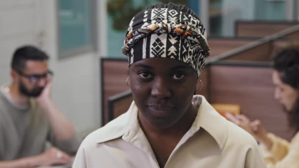 Крупним Планом Портретний Вибірковий Фокус Знімок Обличчя Усміхненого Афроамериканського Фрілансера — стокове відео