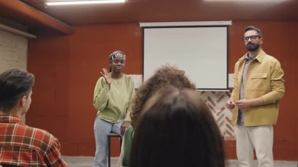 在公司总部的会议室里 一群身着便装的非洲裔美国女性和中东男性同事向同事们展示了他们的项目 — 图库视频影像