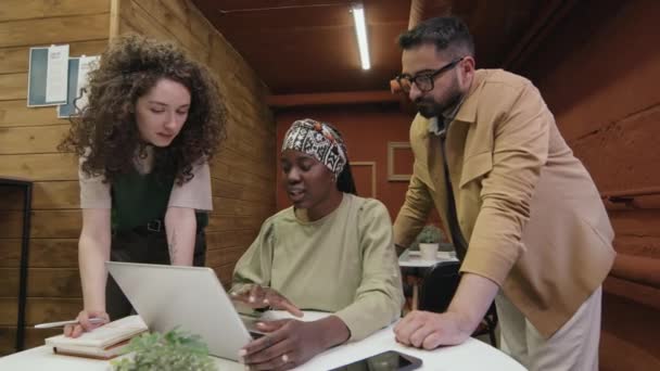 Medium Shot Diverse Team Discussing Project Coworking Office Black Woman — Stock Video