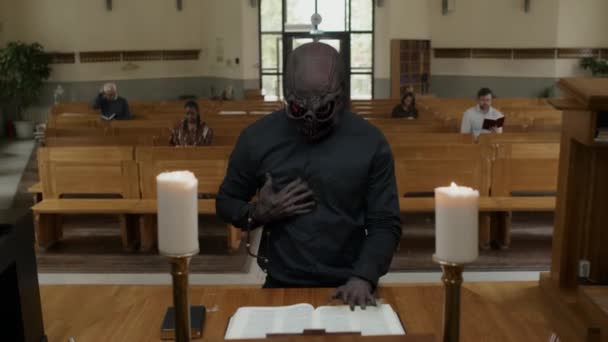 Dämonenpfarrer Steht Vor Altar Katholischer Kirche Und Spricht Gebete Satan — Stockvideo