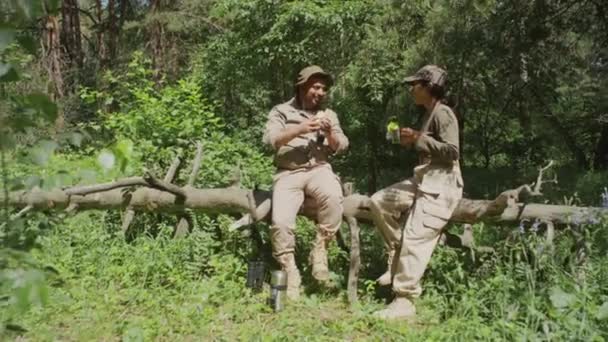 Volles Bild Von Zwei Männlichen Und Weiblichen Forstwirten Khakifarbenen Uniformen — Stockvideo