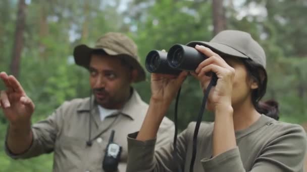 Средний Снимок Женщины Смотрителя Природного Парка Стоящей Лесу Время Патрулирования — стоковое видео