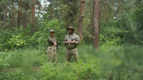 Vollbild Zweier Ethnisch Unterschiedlicher Naturpark Ranger Khakifarbenen Uniformen Die Mitten — Stockvideo